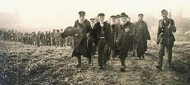 Колонну евреев Мариуполя ведут к Агробазе на место расстрела. 17 октября 1941 г.