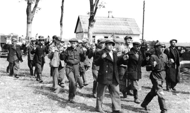 Захваченных евреев ведут на расстрел. 1941 г. 