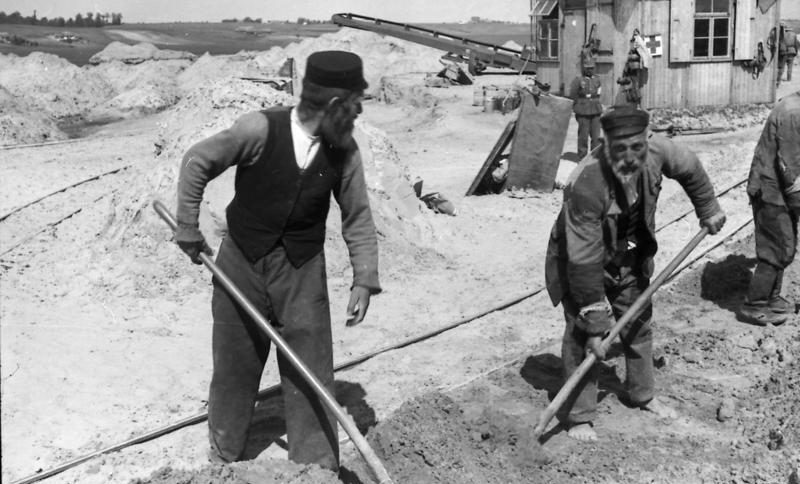 Евреи на принудительных работах в Югославии. 1941 г. 