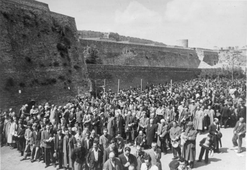 Евреи в Белграде перед депортацией. 1941 г. 
