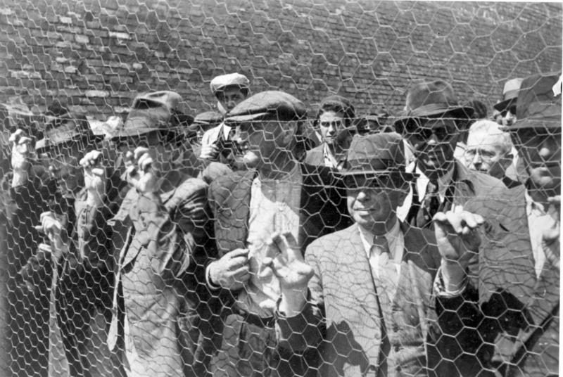 Евреи в Белграде перед депортацией. 1941 г. 