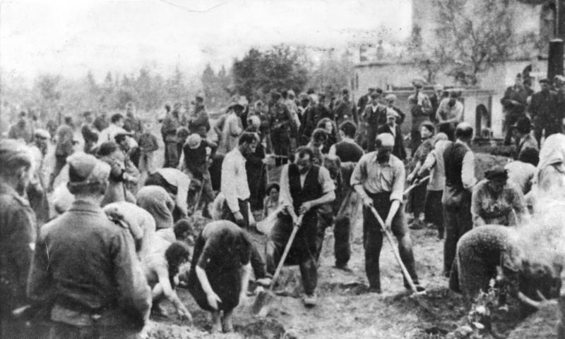 Евреи перед расстрелом копают себе могилу. Украина, 1941 г. 