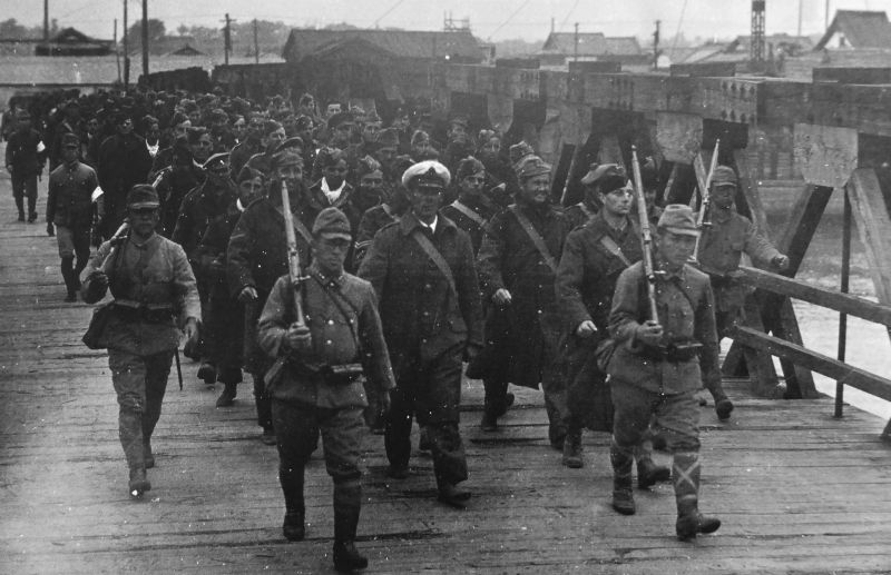 Японские солдаты конвоируют военнопленных союзников, доставленных в Японию.