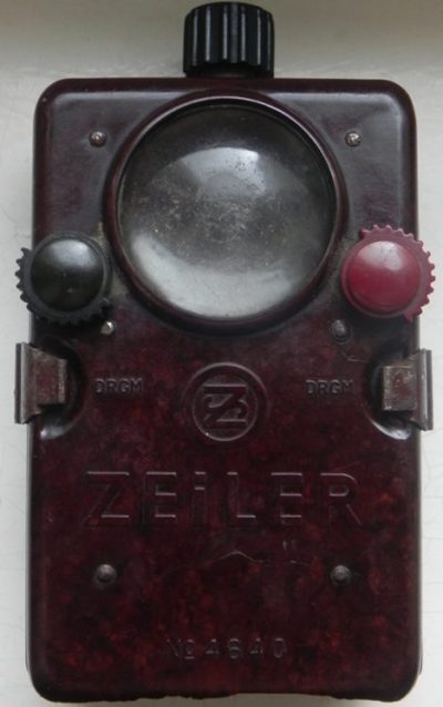 Сигнальный батарейный фонарь «Zeiler №4640» в бакелитовом корпусе.
