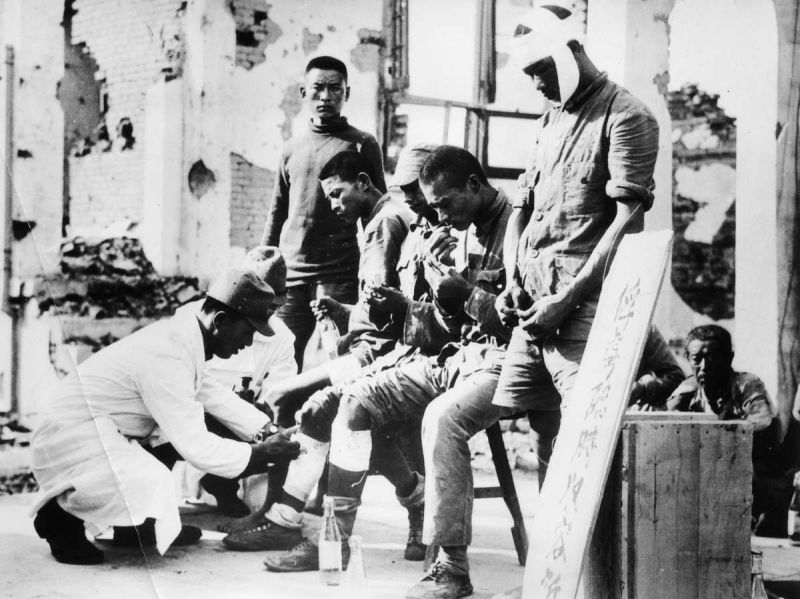 Японский санитар оказывает медицинскую помощь китайским пленным в северном Китае. 1937 г. 