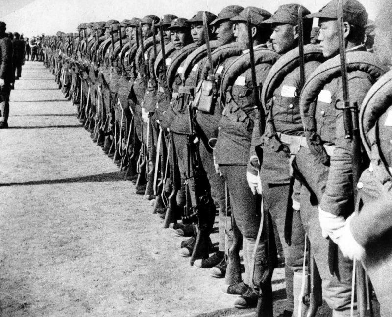 Китайские солдаты в строю во время смотра в Пекине. Июль 1937 г. 