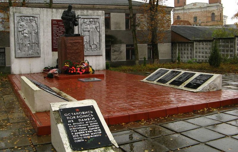 п. Белогорье. Памятник, установленный на братской могиле советских воинов.