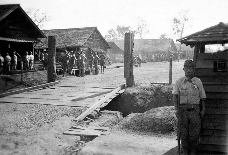 Вход в японский лагерь для военнопленных.