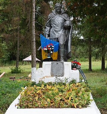 с. Бахматовцы Хмельницкого р-на. Памятник землякам, погибшим в годы войны.