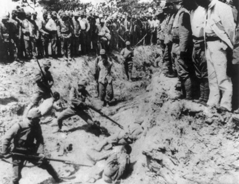 Японские солдаты закалывают штыками китайских пленных. 1937 г. 