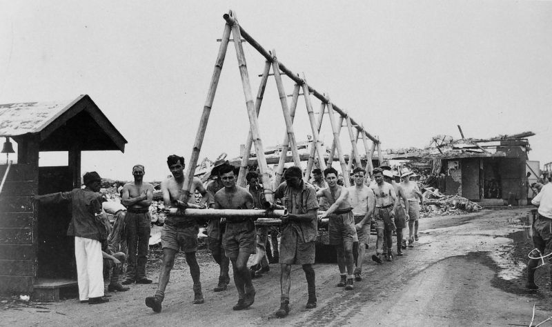 Британские и австралийские военнопленные работают на острове Ява.