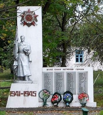 с. Белотин Изяславского р-на. Памятник, установленный в честь воинов-односельчан.