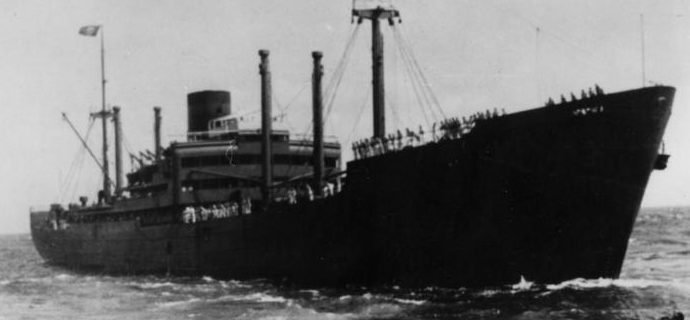 Немецкий вспомогательный крейсер «Корморан» в 1940 году, закамуфлированный под торговое судно.