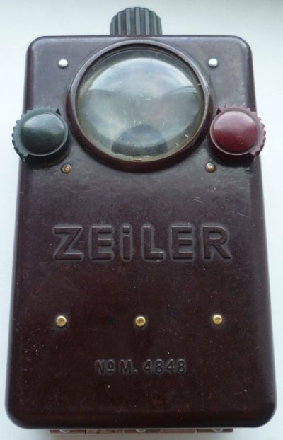 Сигнальный батарейный фонарь «Zeiler № M.4848» в бакелитовом корпусе.
