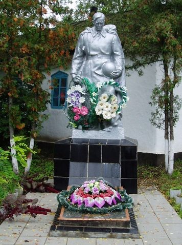 с. Волосовцы Летичевского р-на. Памятник, установленный на братской могиле воинов, погибших в боях за село. 