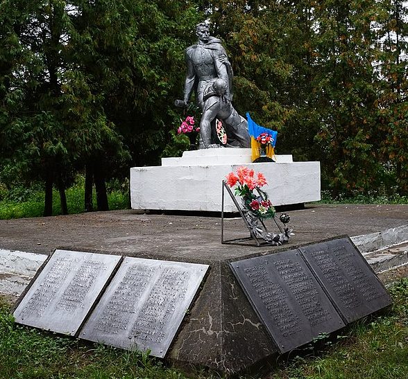 с. Бахматовцы Хмельницкого р-на. Памятник, установленный на братской могиле советских воинов.