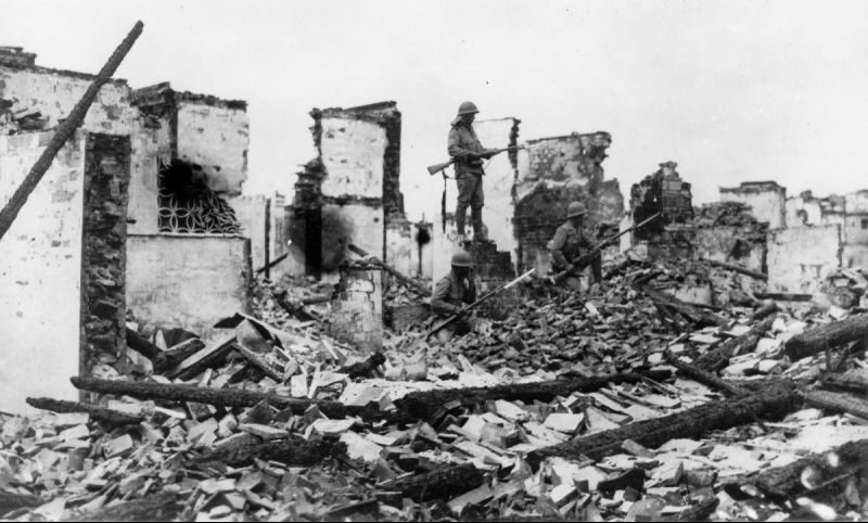 Трое японских морских пехотинцев на руинах сгоревшего дома в Шанхае. Сентябрь 1937 г. 