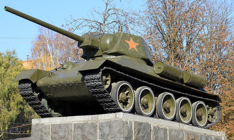 г. Хмельницкий. Памятник воинам-освободителям. Памятник-танк Т-34-76 был установлен в 1967 году в честь воинских частей, освобождавших город в марте 1944 года.