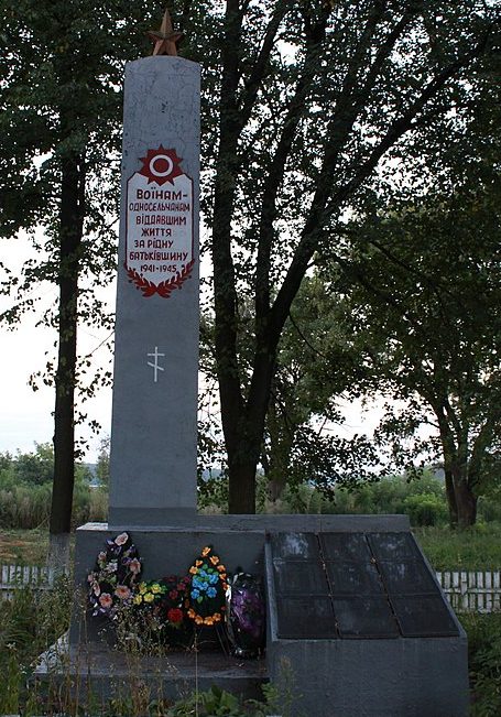 с. Малая Боровица Белогорского р-на. Памятник, установленный в 1967 году в честь воинов-односельчан, погибших в годы войны.