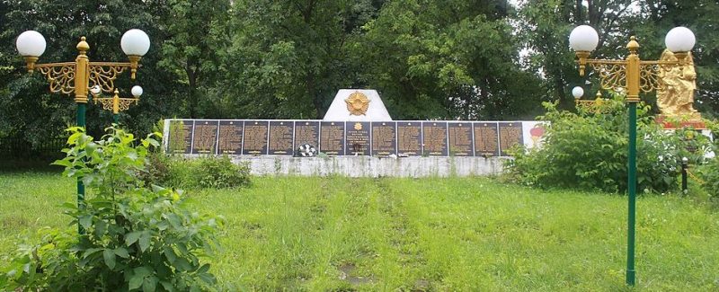 с. Борисов Изяславского р-на. Мемориал, установленный на братской могиле советских воинов и памятный знак в честь односельчан.