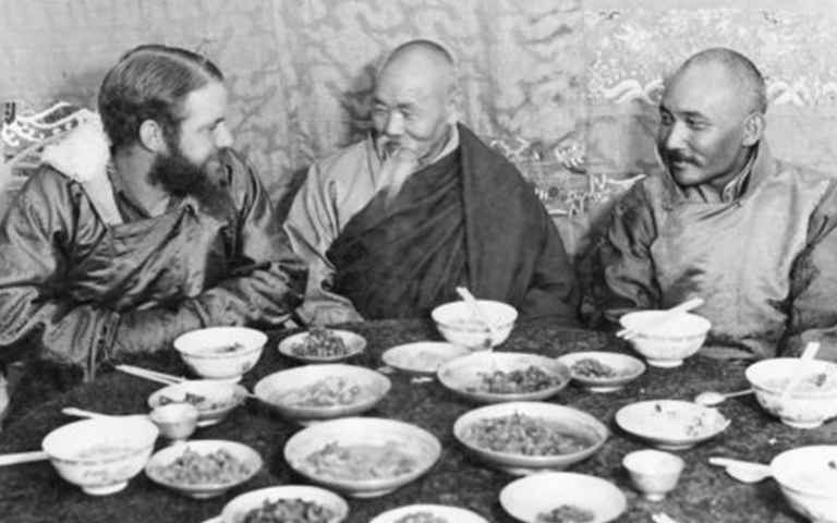 Эрнест Шеффер с настоятелем одного из монастырей Тибета.