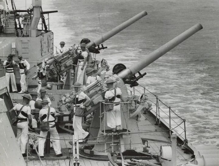 102-мм орудия крейсера «Сидней».