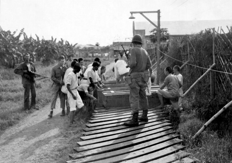 Японские военнопленные под конвоем несут гробы в Маниле. Февраль 1942 г. 