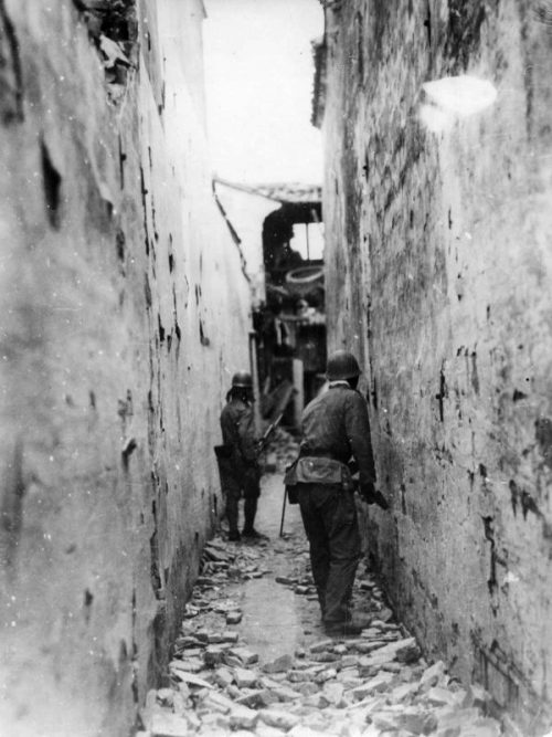 Два японских солдата в поисках противника на узкой улице Шанхая. Сентябрь 1937 г.