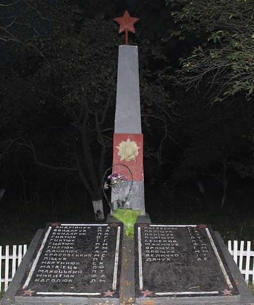с. Малые Калетинцы Белогорского р-на. Памятник, установленный в 1969 году в честь воинов-односельчан, погибших в годы войны.