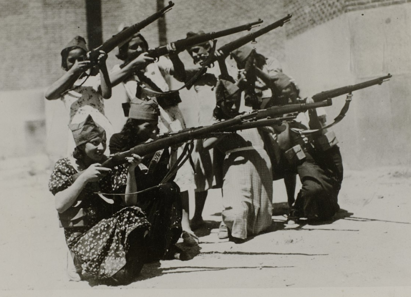 Республиканский полк женщин тренируется с винтовками на улицах Мадрида, 3 августа 1936 г.