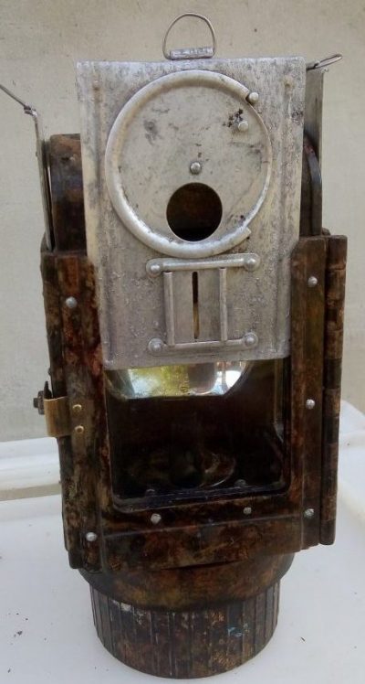 Карбидный фонарь в бакелитовом корпусе с заслонкой.