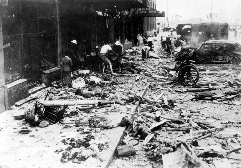 Жители Шанхая убирают тела погибших и завалы у входа в отель «Катей». Сентябрь 1937 г. 