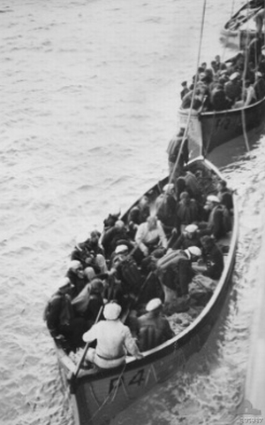 Выжившие немецкие моряки на буксире в двух шлюпках. 