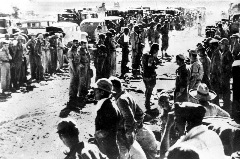 Досмотр японцами капитулировавших американских солдат военно-морской базы «Маривелес» на полуострове Батаан. Апрель 1942 г. 