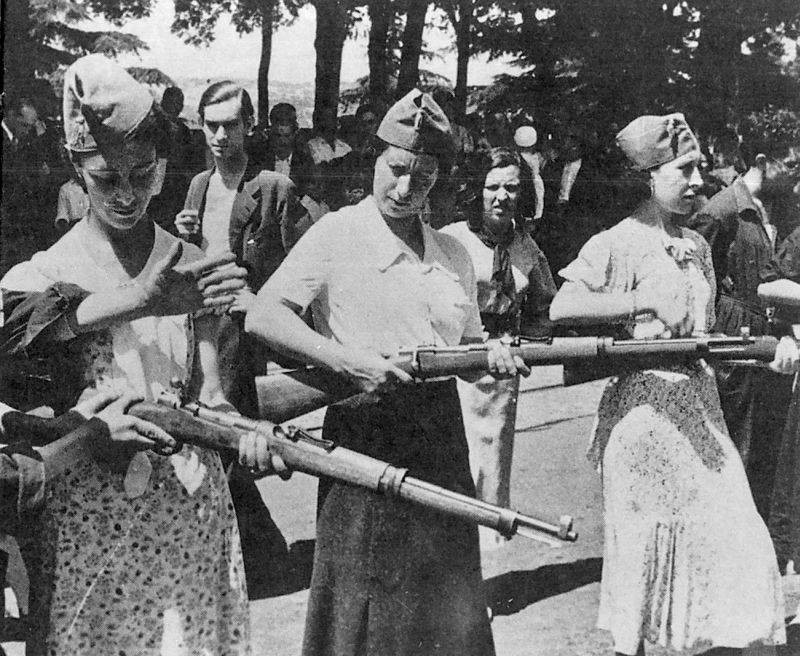 Республиканский полк женщин тренируется с винтовками на улицах Мадрида, 3 августа 1936 г. 