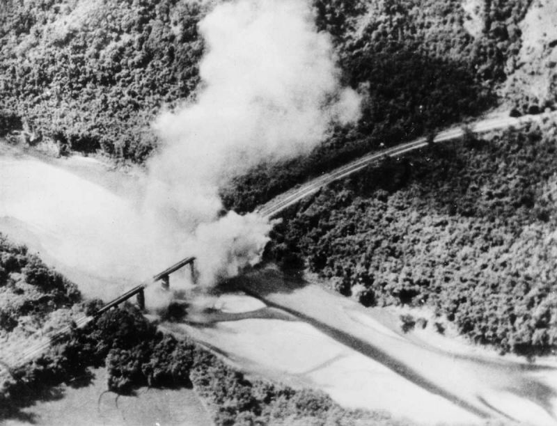 Аэрофотосъемка бомбежки японской авиацией железнодорожного моста между Уханью и Гуанчжоу в Китае. Октябрь 1937 г. 