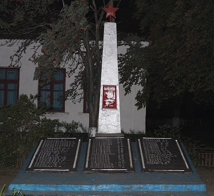 с. Хорошев Белогорского р-на. Памятник, установленный в 1969 году в честь погибших воинов-односельчан. 