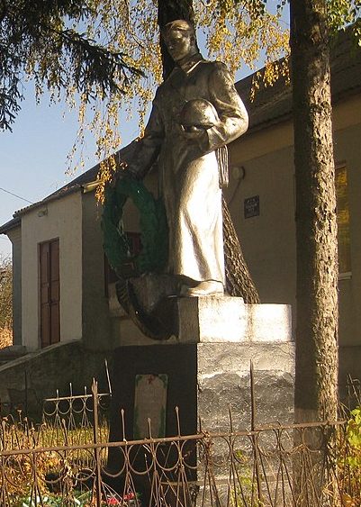 с. Волица Хмельницкого р-на. Памятник, установленный на братской могиле советских воинов.