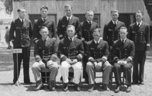 Группа старших офицеров «Корморана» в заключении в усадьбе «Dhurringile». Дитмерс второй справа в первом ряду.