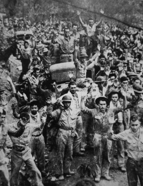 Американские и филиппинские солдаты, сдавшиеся в японский плен на полуострове Батаан. Апрель 1942 г.