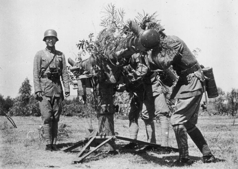 Китайские солдаты на боевой позиции у дальномера зенитной батареи. Октябрь 1937 г. 