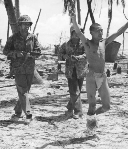 Японские военнопленные, захваченные на Тараве. 1943 г.