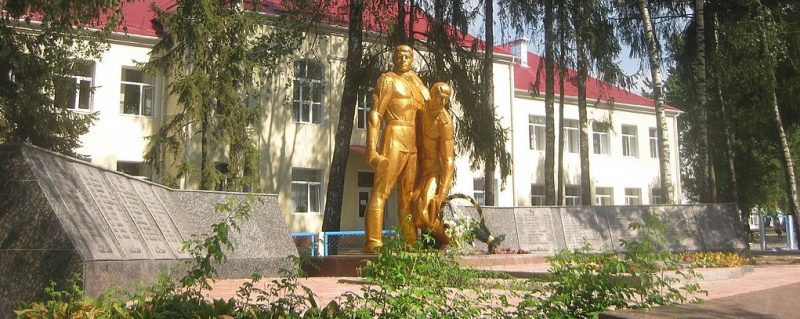 п. Виньковцы. Мемориал, установленный на братской могиле советских воинов.