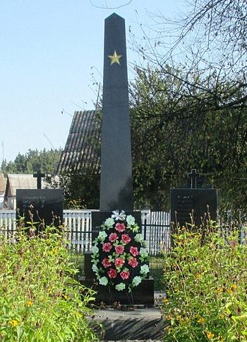 с. Комины Изяславского р-на. Памятный знак в честь воинов-односельчан, погибших в годы войны. 