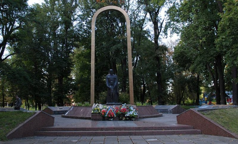 п. Летичев. Мемориал, установленный в честь воинов-земляков.