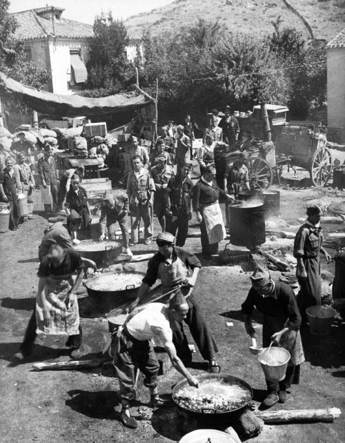 Полевая кухня правительственных войск на главной улице Буитраго. 12 сентября 1936 г.