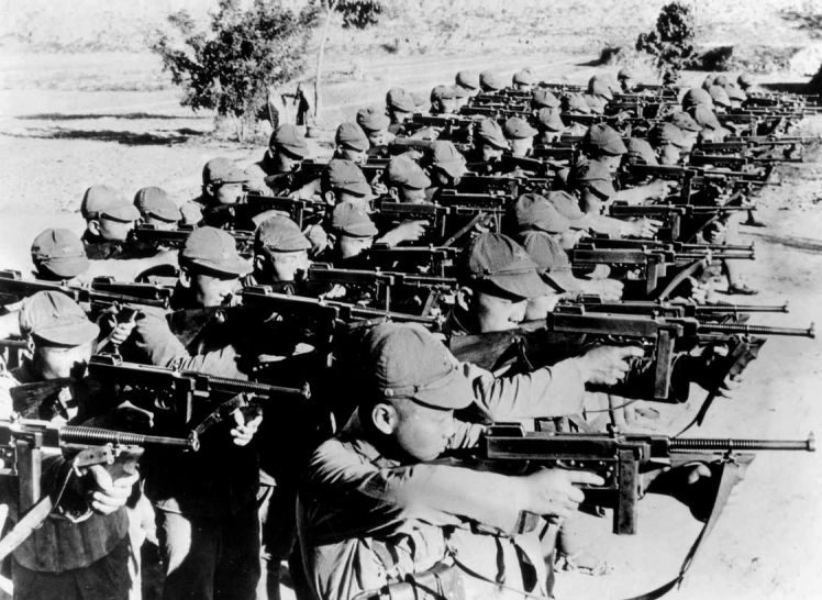 Китайские солдаты позируют с пистолет-пулеметами Томпсон в окрестностях Пекина. Октябрь 1937 г. 