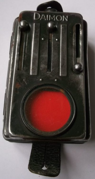 Сигнальный трехцветный батарейный фонарь «Daimon».