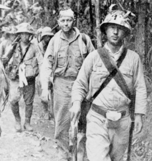 Японские солдаты конвоируют пленного американца на полуостров Батаан. Апрель 1942 г.