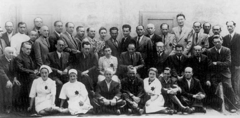 Совет еврейской общины (юденрат) в Сосновецком гетто. Польша. Декабрь 1942 г.